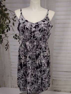 torrid Black and White Palm Leaf Dress Size 3